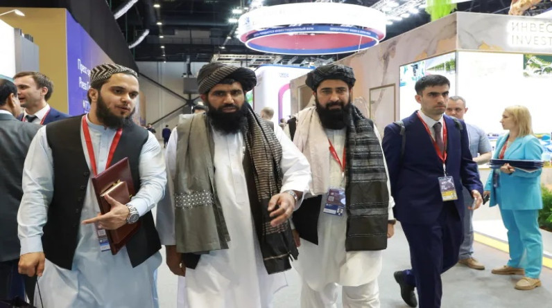 روسيا ترفع الحظر عن "طالبان": مسار نحو تطبيع العلاقات مع حكومة أفغانستان